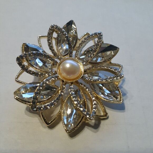 Gold Tone Floral Layered Brooch Pin Faux Pearl Center Rhinestones 1.5" - Picture 4 of 4
